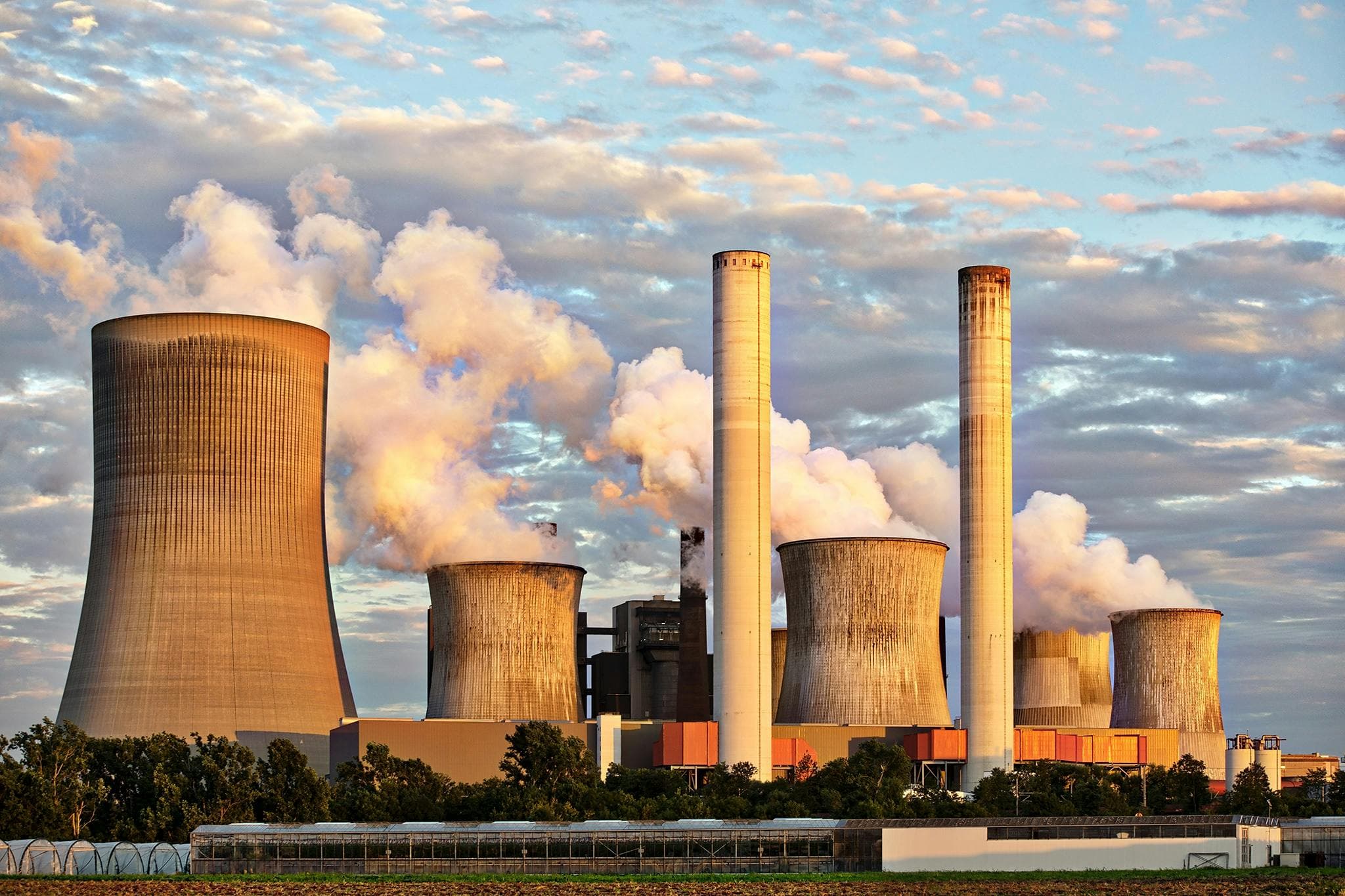Power plant with smoke emissions